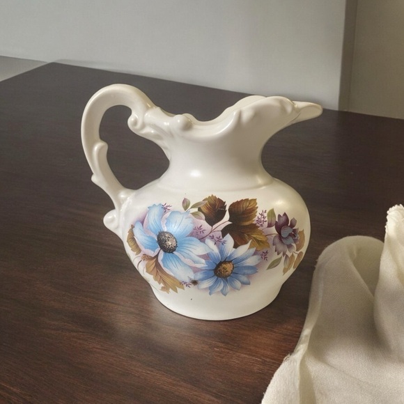 Mccoy USA Vintage Ceramic Pottery Blue Daisy Flower Pitcher With Matte Finish - Picture 2 of 4